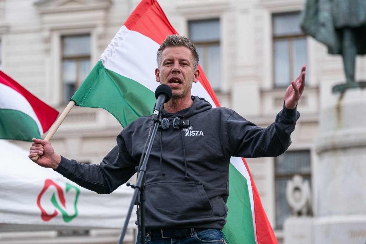 Peter Magyar parla ad un evento pubblico