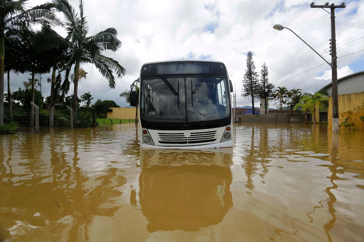 autobus immerso nell'acqua e nel fango