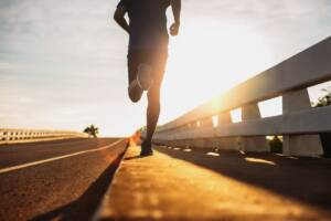 un uomo che corre per strada