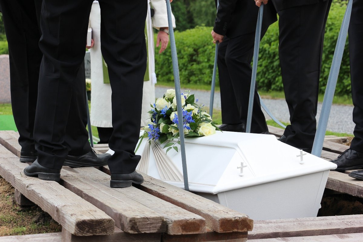 una bara bianca al cimitero