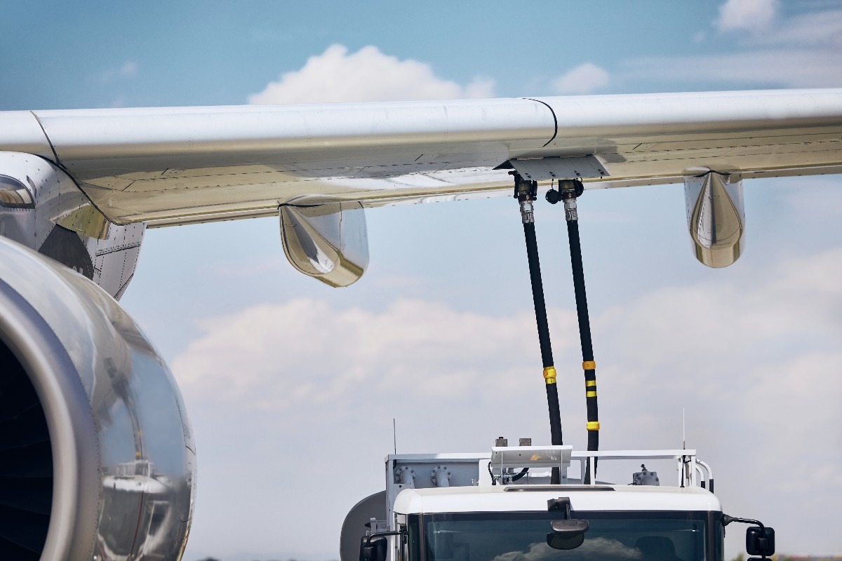 un aereo nelle fasi del rifornimento
