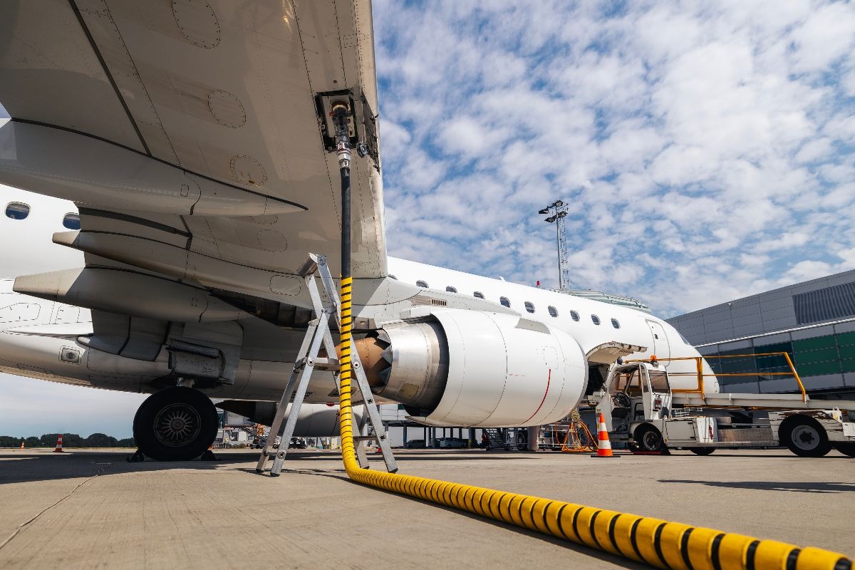un aereo nelle fasi del rifornimento