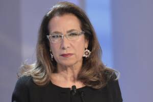 primo piano della giornalista Cesara Buonamici con gli occhiali da vista