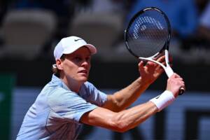 Jannik Sinner impegnato al Roland Garros