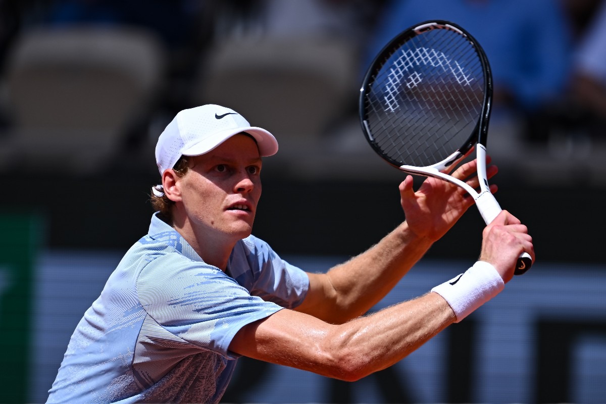 Jannik Sinner impegnato al Roland Garros