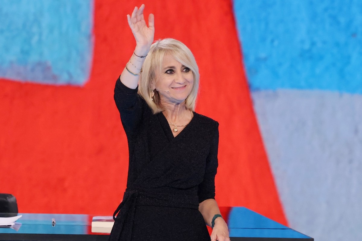 Luciana Littizzetto con la mano alzata a Che Tempo Che Fa