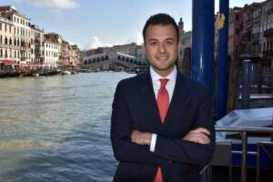 il sindaco di Venezia Simone Venturini con giacca scura e cravatta rossa