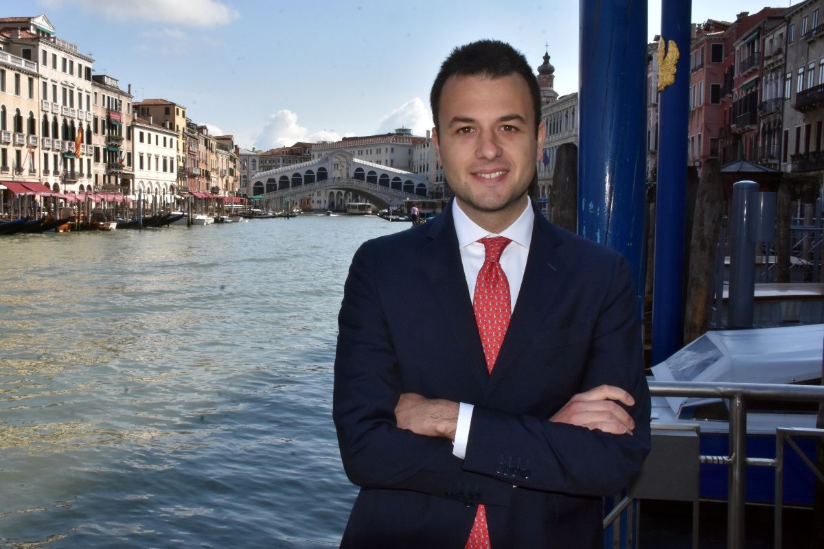 il sindaco di Venezia Simone Venturini con giacca scura e cravatta rossa