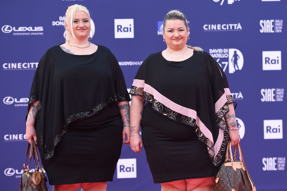 Alessandra Giudicessa e la sorella Valentina Giudicessa posano al David Di Donatello 2022