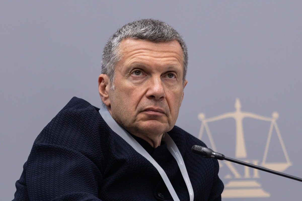 primo piano del giornalista russo Vladimir Solovyov con espressione seria