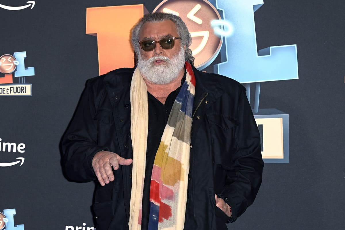 Diego Abatantuono con una sciarpa al collo