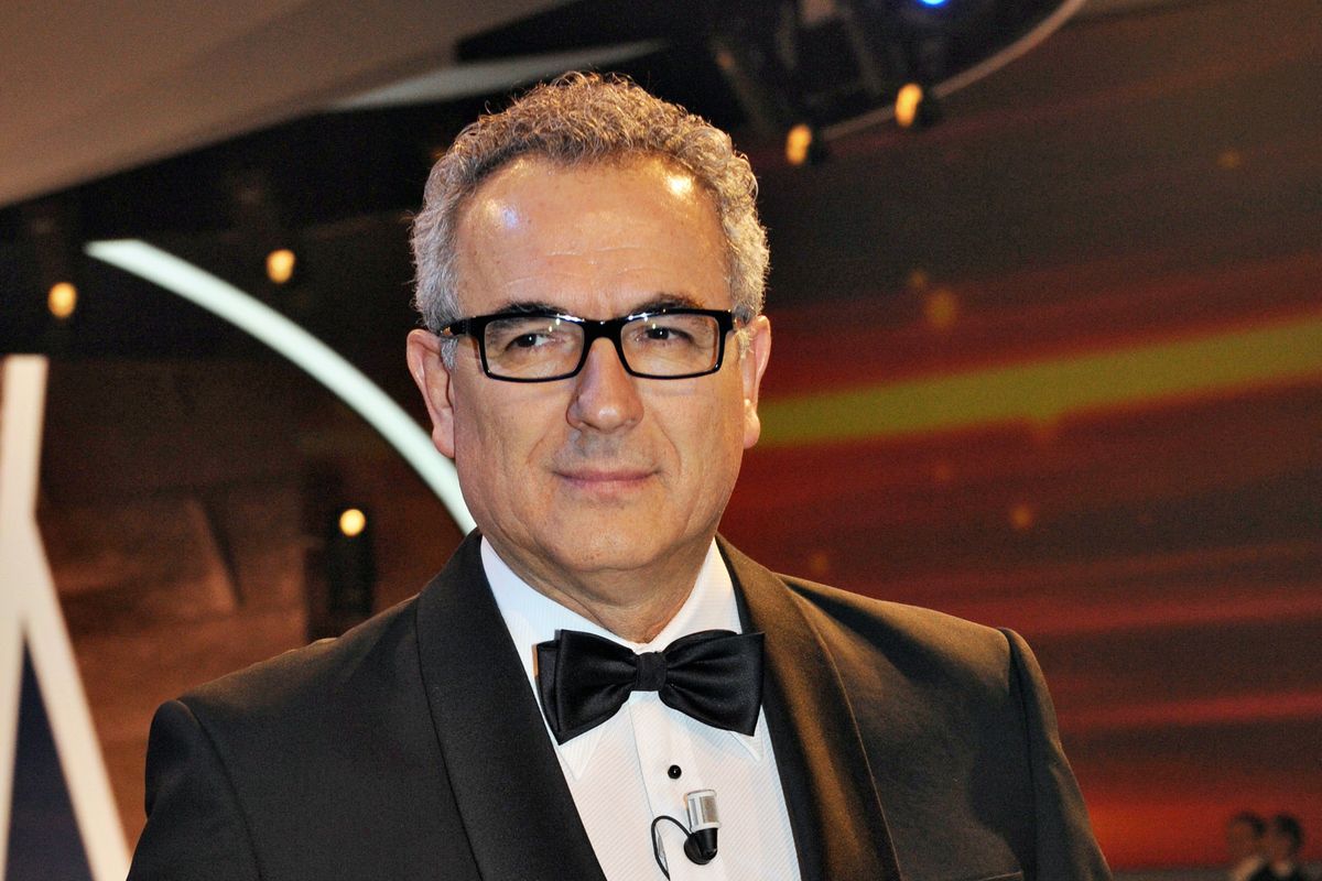 primo piano di Lamberto Sposini in abito elegante e con occhiali neri
