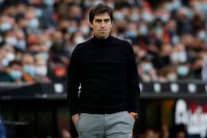 Andoni Iraola durante una partita segue la squadra