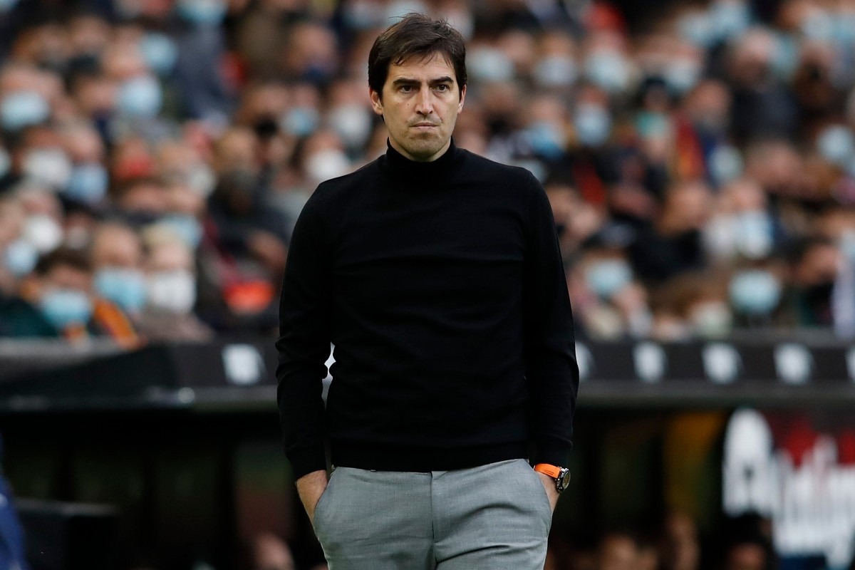 Andoni Iraola durante una partita segue la squadra