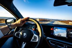 L'esperienza di guida a bordo di una moderna BMW.