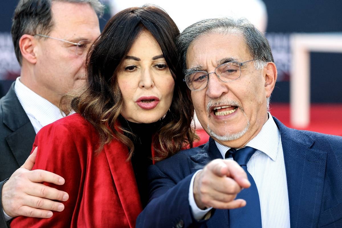 Ignazio La Russa insieme a Daniela Santanchè indicano qualcosa