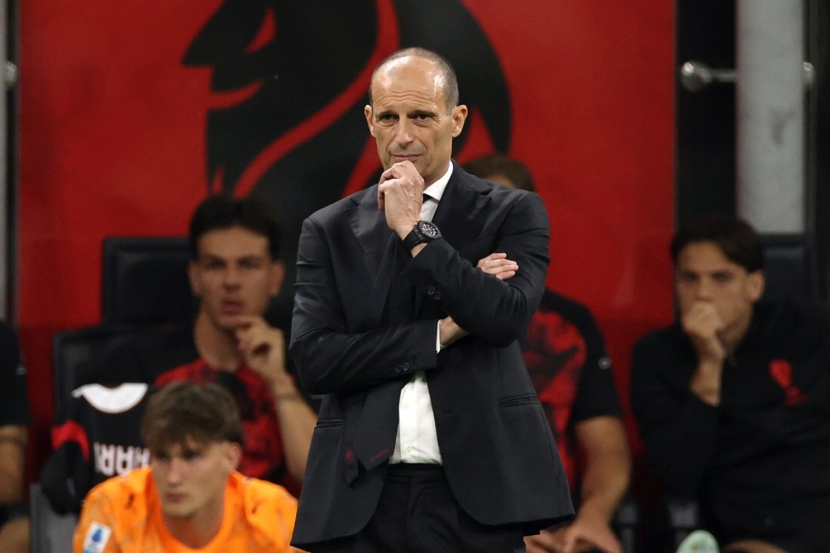 Massimiliano Allegri con volto serio e la mano sul mento segue la partita di calcio