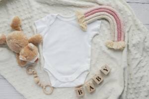 Un body con decorazioni per l'annuncio della gravidanza.