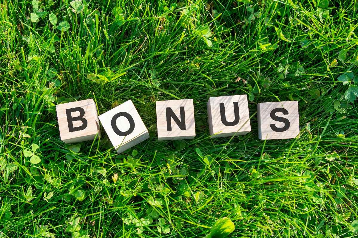 scritta Bonus sull'erba