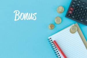 monete, carta, penna e calcolatrice per un bonus