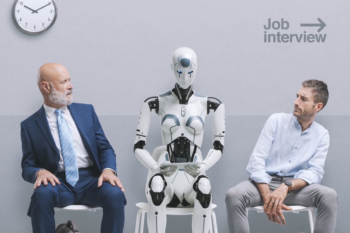 Sala d'attesa colloquio di lavoro, due umani e un robot seduti.