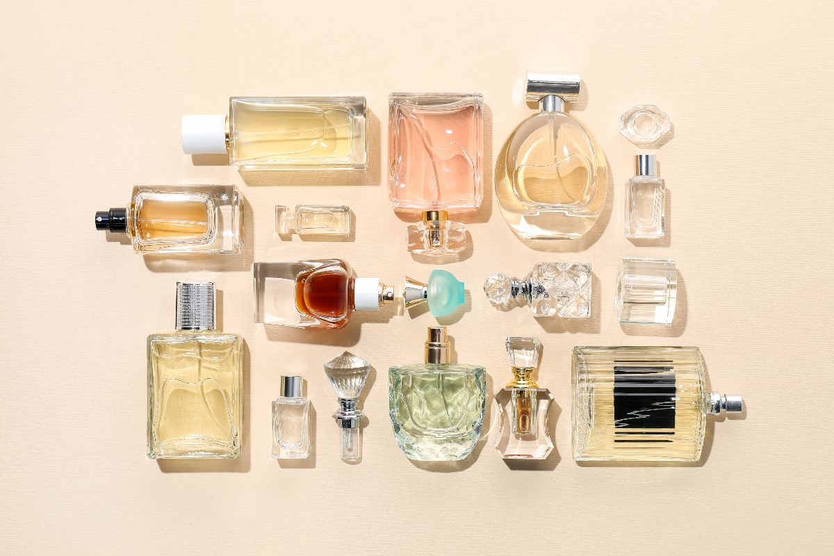 I flaconi di profumo di varie forme e dimensioni su uno sfondo neutro.