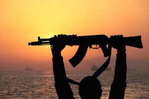 Pirata somalo con fucile in mano
