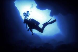 un sub in mare dentro una grotta