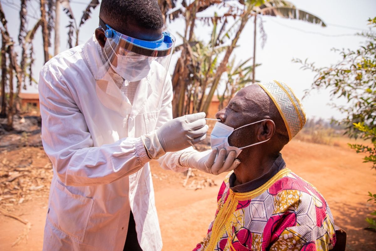 medico che fa un tampone nasale per l'Ebola ad un paziente