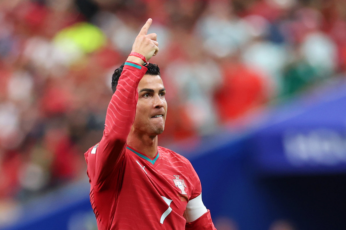 Cristiano Ronaldo con il dito alzato esulta dopo i gol col Portogallo al Mondiale 2026