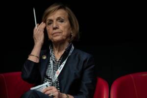 Elsa Fornero con la mano sollevata si accarezza i capelli