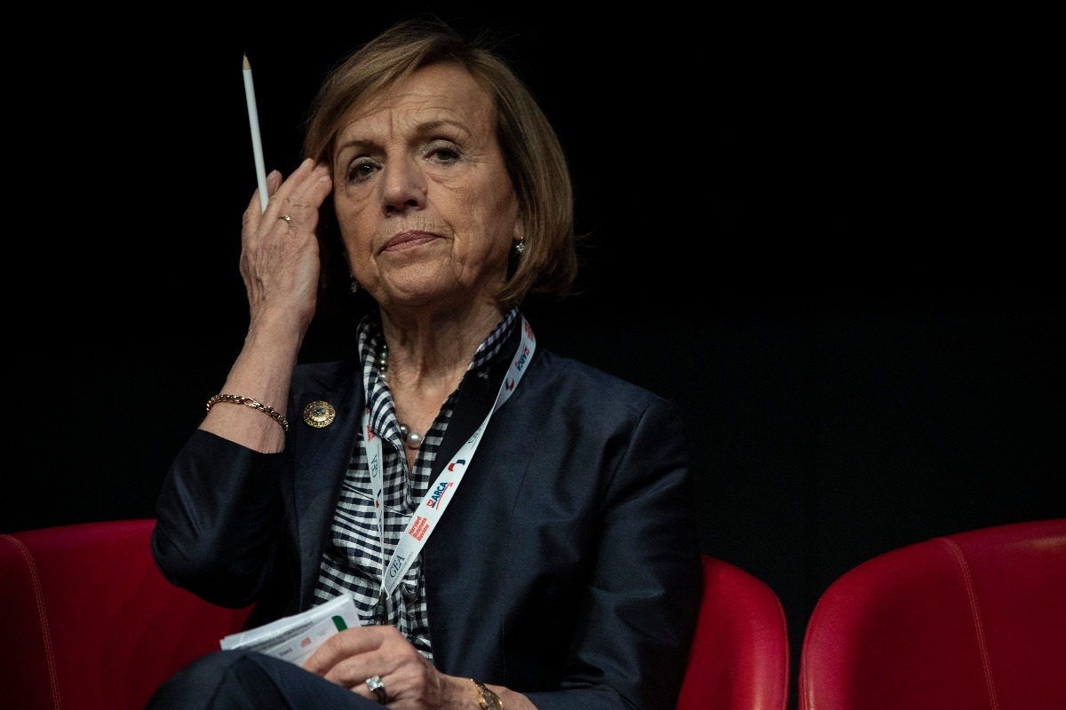 Elsa Fornero con la mano sollevata si accarezza i capelli