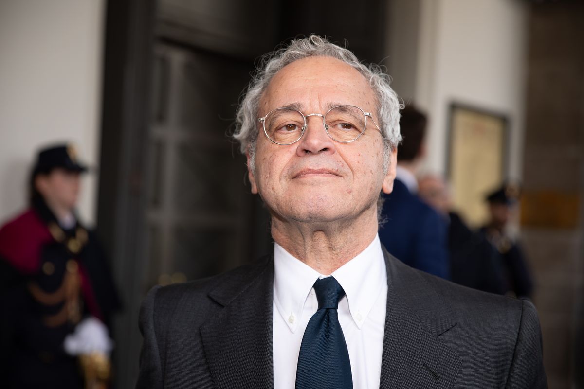 primo piano del giornalista Enrico Mentana con gli occhiali durante un evento alla Scala di Milano