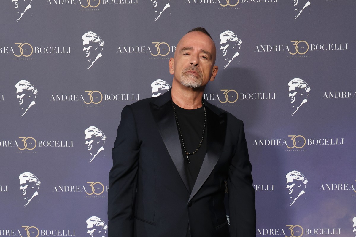Eros Ramazzotti in posa per una foto in abito elegante nero