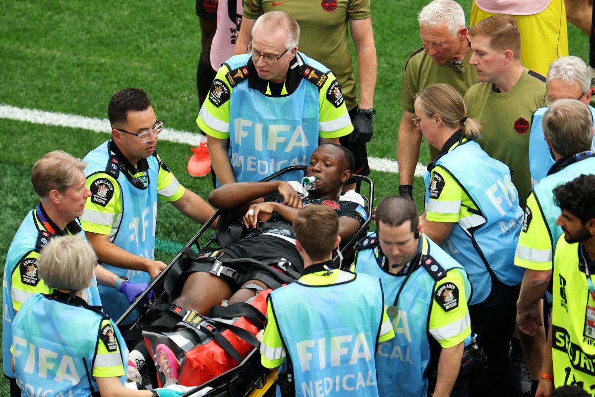 Ismael Kone esce in barella dalla gara del Canada contro il Qatar al Mondiale 2026