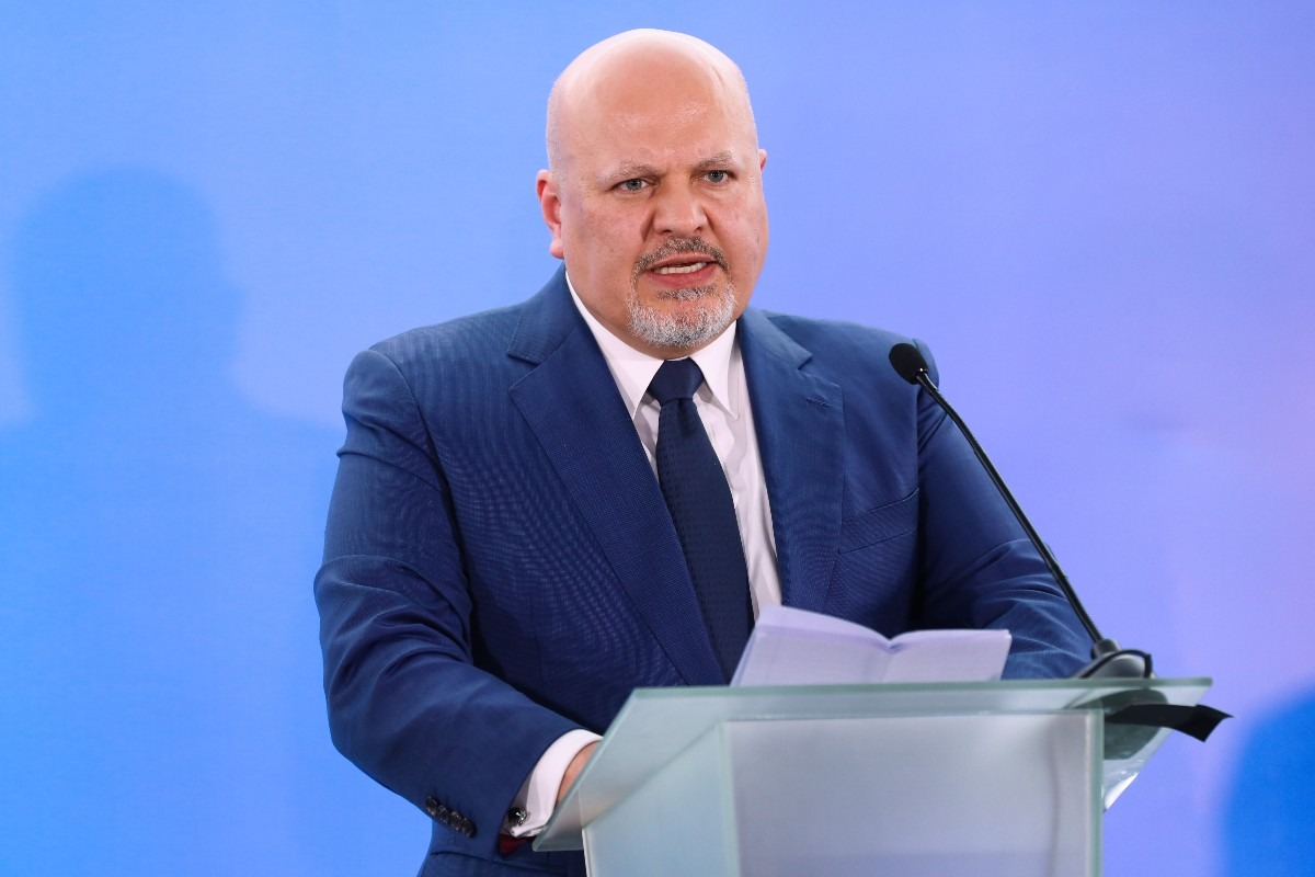 Karim Ahmad Khan in abito blu