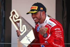 Lewis Hamilton festeggia con il trofeo sul podio la vittoria nel GP di Barcellona 2026