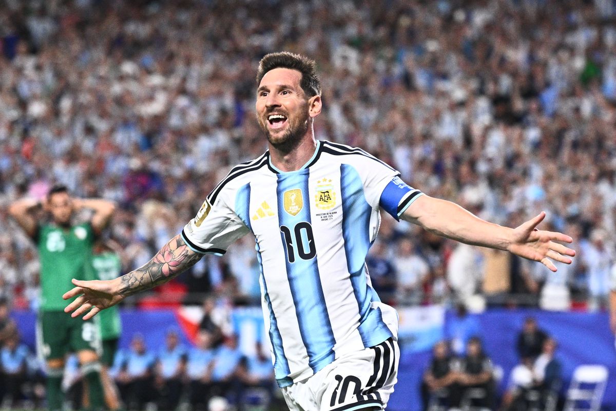 Lionel Messi esulta con l'Argentina al Mondiale nella sfida contro l'Algeria dopo una tripletta