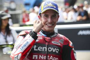 Marc Marquez esulta con la divisa Ducati dopo la vittoria in MotoGP nel GP della Repubblica Ceca