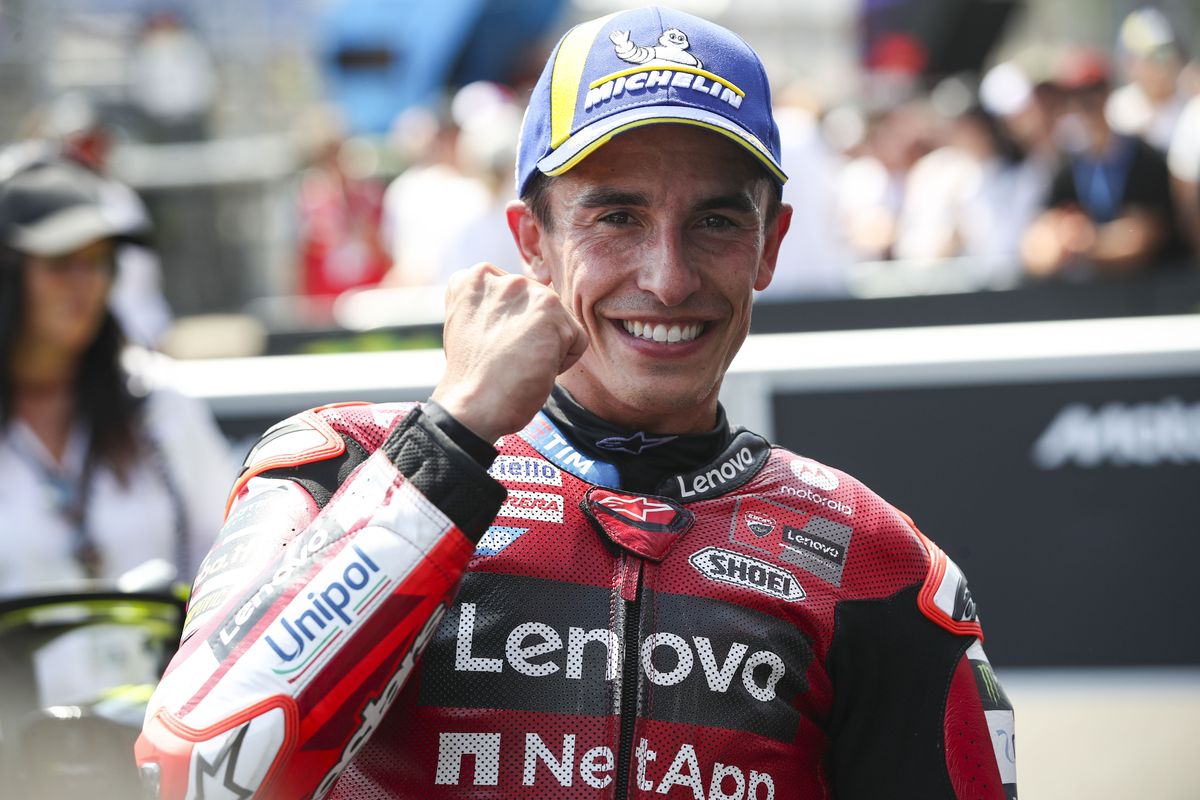 Marc Marquez esulta con la divisa Ducati dopo la vittoria in MotoGP nel GP della Repubblica Ceca