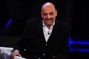Paolo Brosio con una giacca nera