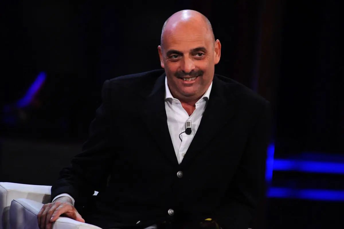 Paolo Brosio con una giacca nera