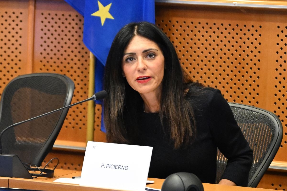 l'europarlamentare Pina Picierno durante una conferenza