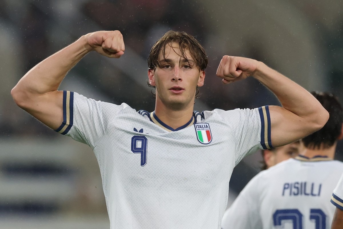 Pio Esposito mostra i muscoli durante la partita dell'Italia contro il Lussemburgo