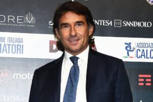 primo piano del dirigente sportivo Giovanni Carnevali in giacca e cravatta
