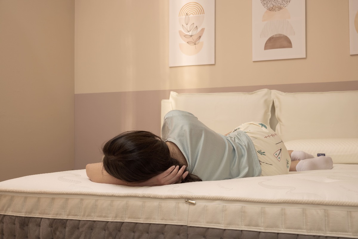 Ragazza che si riposa in un materasso