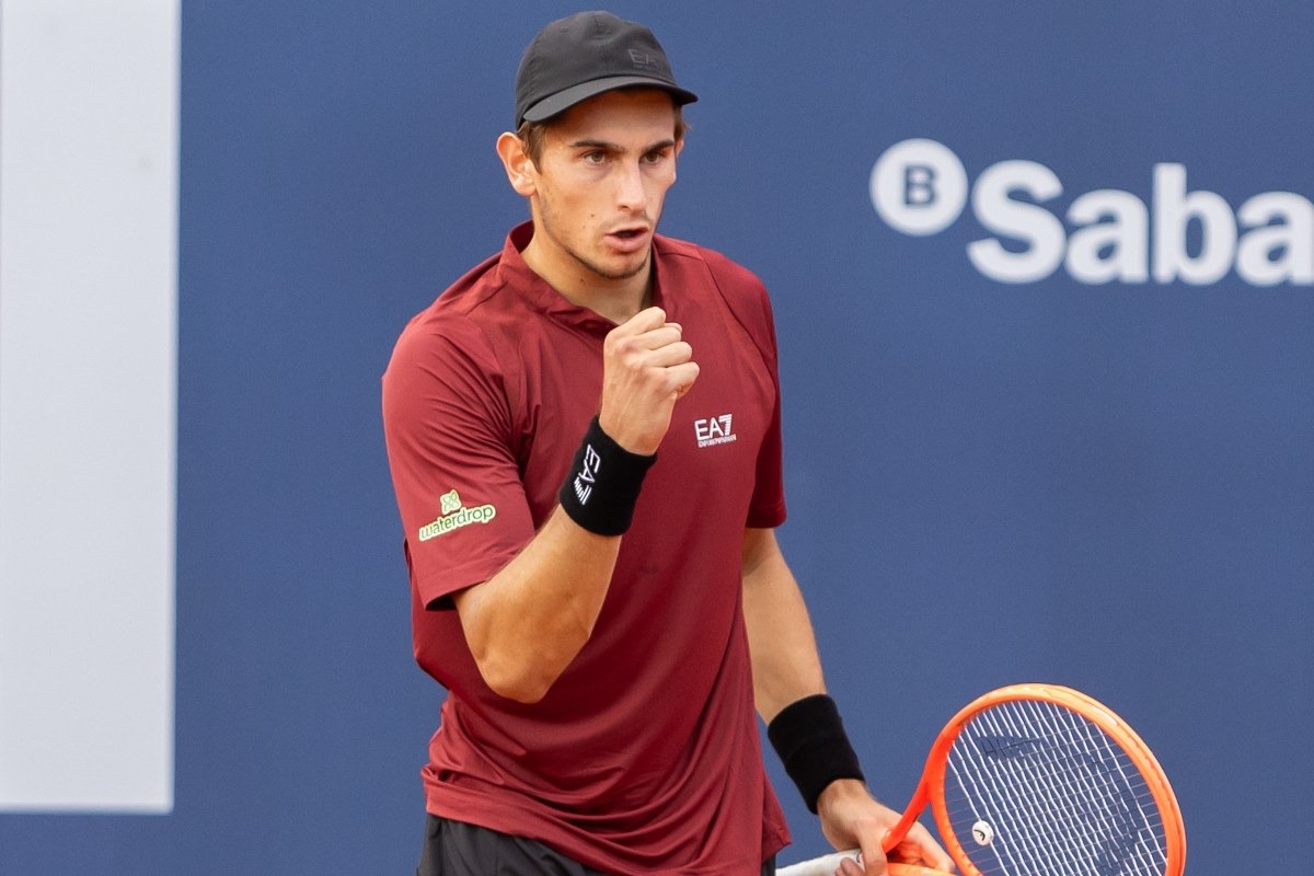 il tennista italiano Matteo Arnaldi con il pugno in segno di vittoria