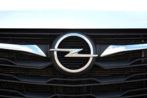 logo Opel su una vettura