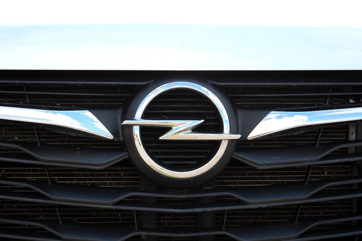logo Opel su una vettura