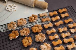 Biscotti per cani fatti in casa.